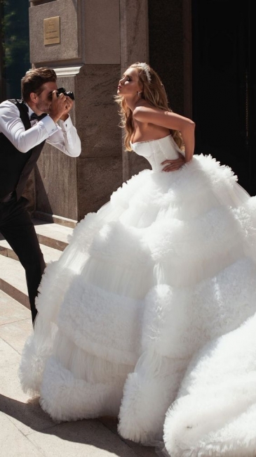 Charmante robe de mariée de bal en tulle du jardin, sans bretelles et avec longueur de plancher