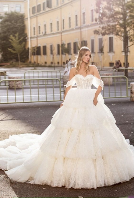 Robe de mariée princesse avec grande traîne luxueuse