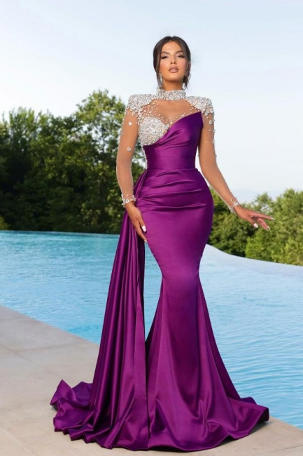 Robe de soirée sirène sur satin violet avec cristaux glamour