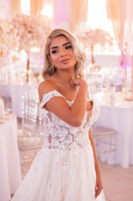 Belles robes de mariée Une ligne de robes de mariée en tulle avec dentelle