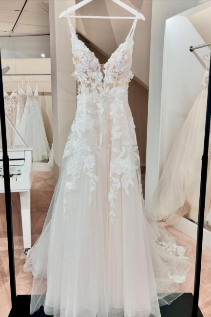 Robes de mariée simples Une ligne de vêtements de mariée en dentelle en tulle