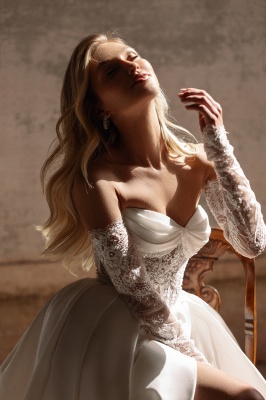 Belles robes de mariée Une ligne de robe de mariée en satin et dentelle_2